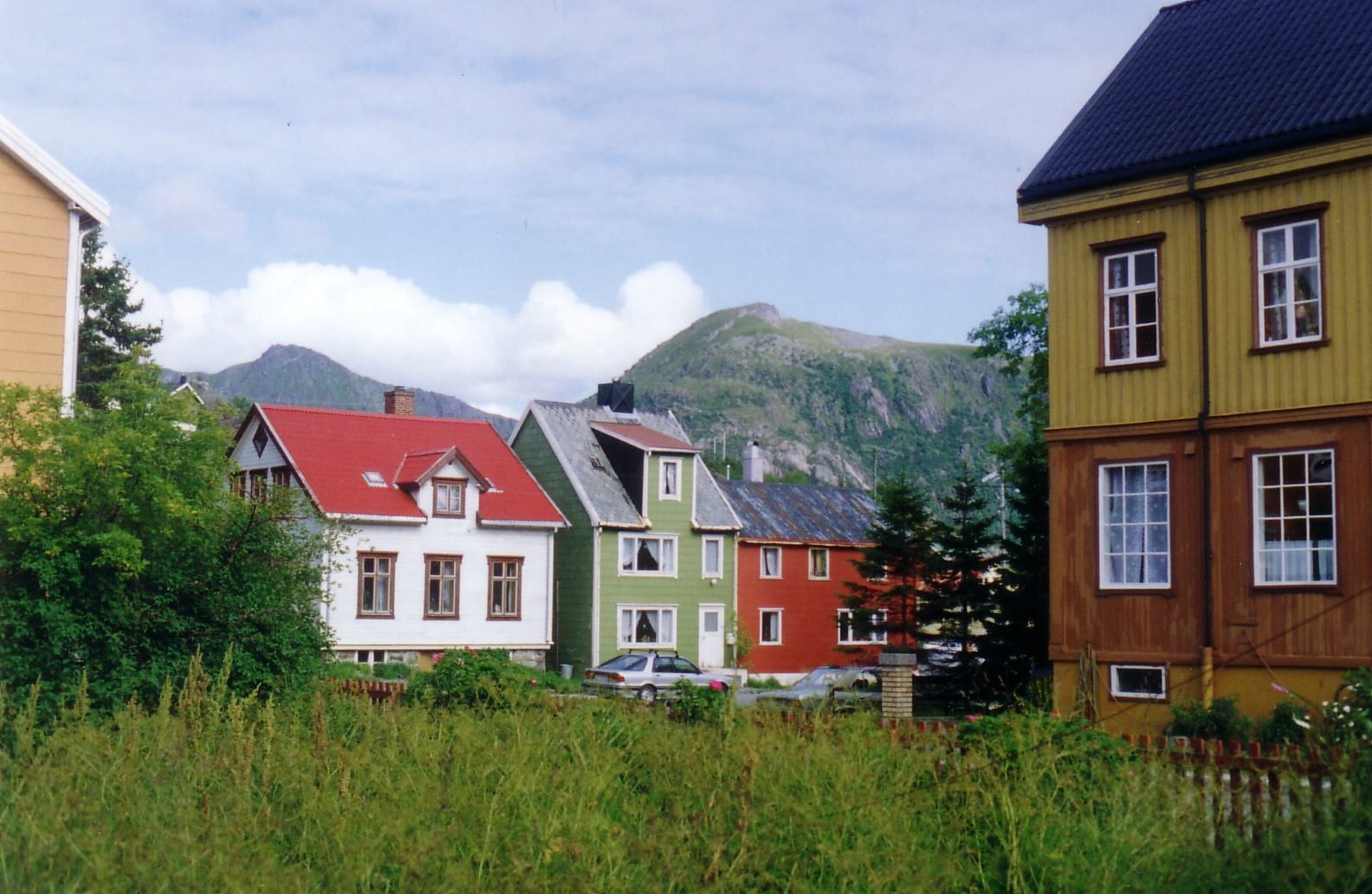 Fargerike trehus