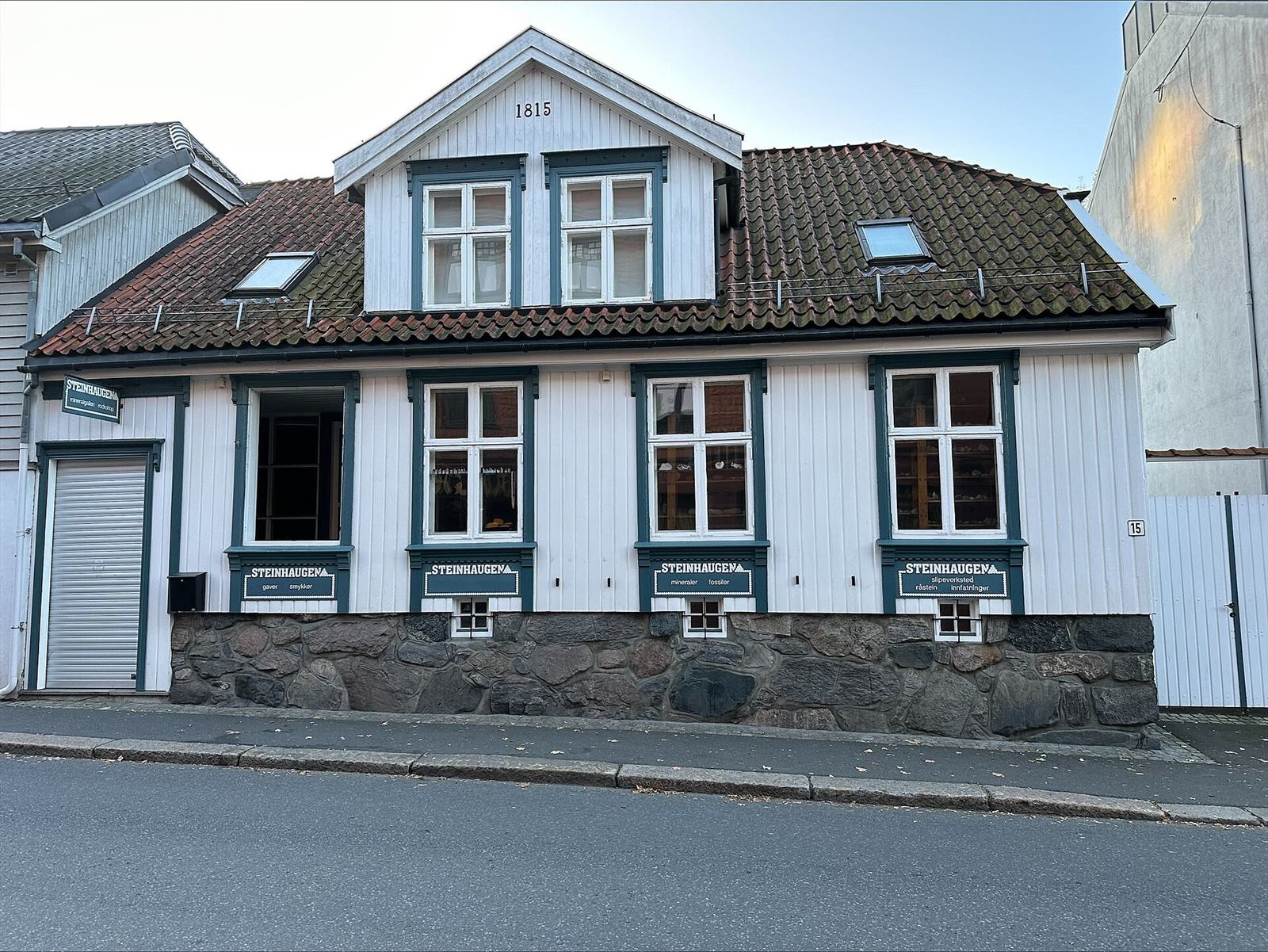 Hvitt, nymalt trehus