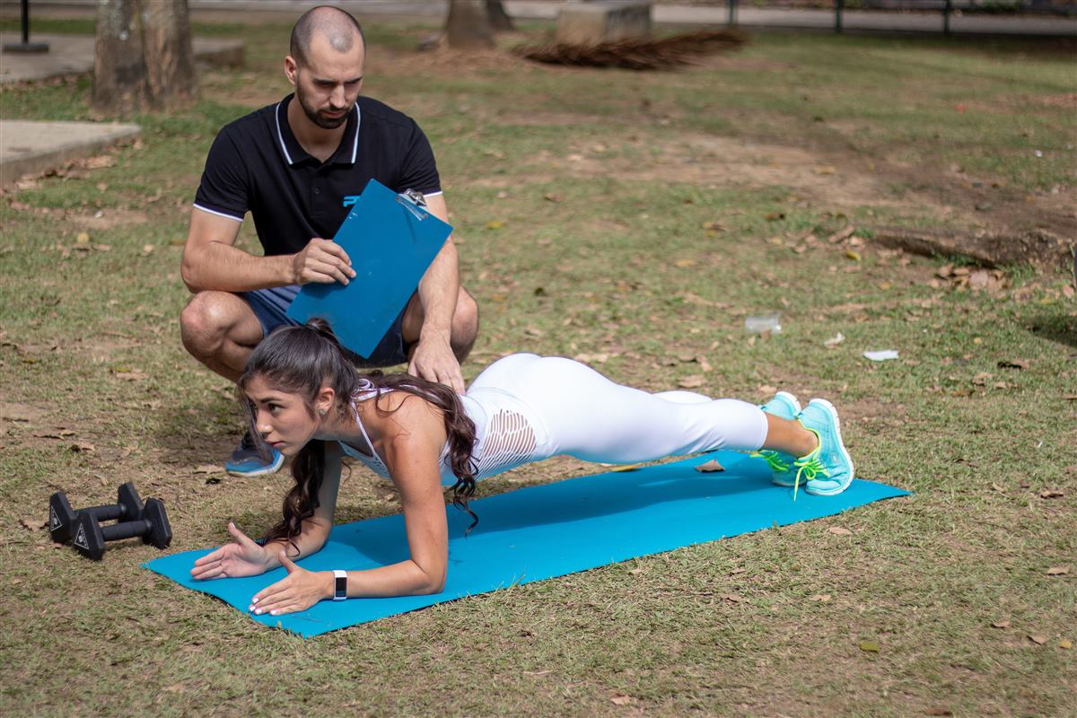 Coach Martin veileder en klient i planken